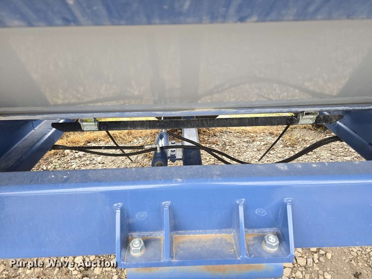 image for item DT6830 2022 Walkabout Mother Bins WMB 4000+ Eastern Grey grain cart