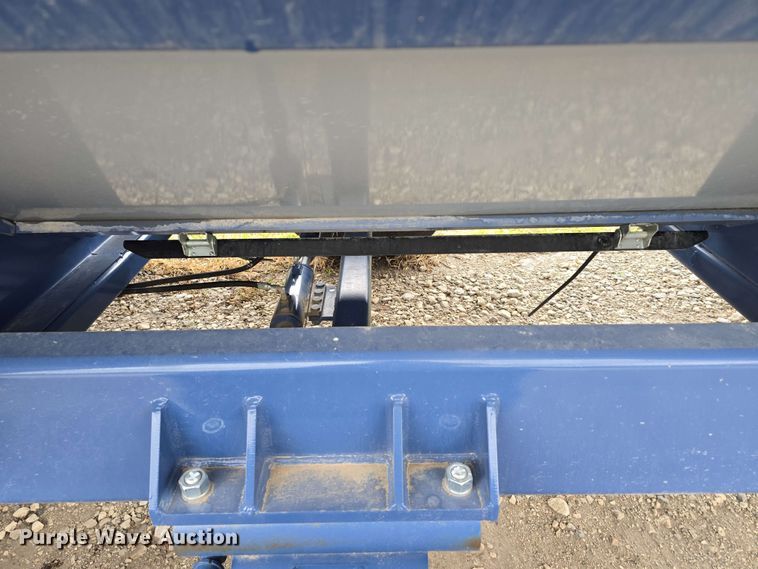 image for item DT6830 2022 Walkabout Mother Bins WMB 4000+ Eastern Grey grain cart