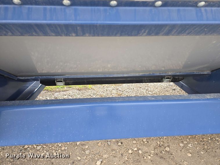 image for item DT6830 2022 Walkabout Mother Bins WMB 4000+ Eastern Grey grain cart