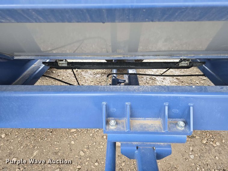 image for item DT6830 2022 Walkabout Mother Bins WMB 4000+ Eastern Grey grain cart