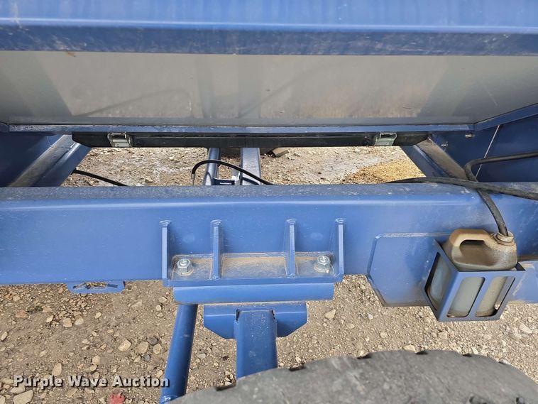 image for item DT6830 2022 Walkabout Mother Bins WMB 4000+ Eastern Grey grain cart