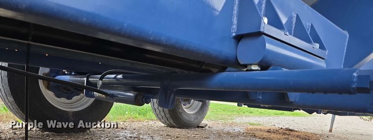 image for item DT6830 2022 Walkabout Mother Bins WMB 4000+ Eastern Grey grain cart