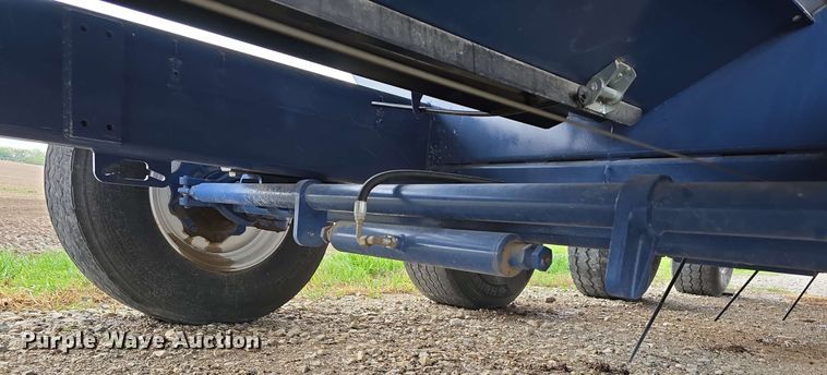 image for item DT6830 2022 Walkabout Mother Bins WMB 4000+ Eastern Grey grain cart