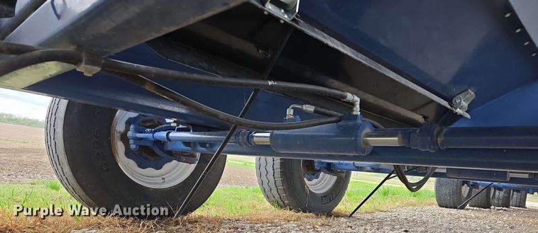 image for item DT6830 2022 Walkabout Mother Bins WMB 4000+ Eastern Grey grain cart