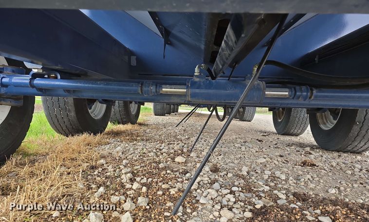 image for item DT6830 2022 Walkabout Mother Bins WMB 4000+ Eastern Grey grain cart