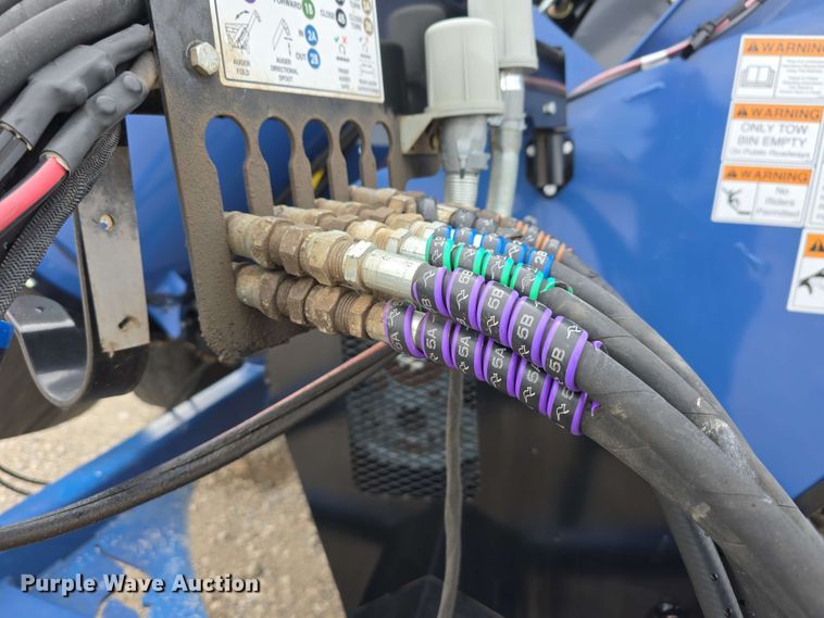 image for item DT6830 2022 Walkabout Mother Bins WMB 4000+ Eastern Grey grain cart