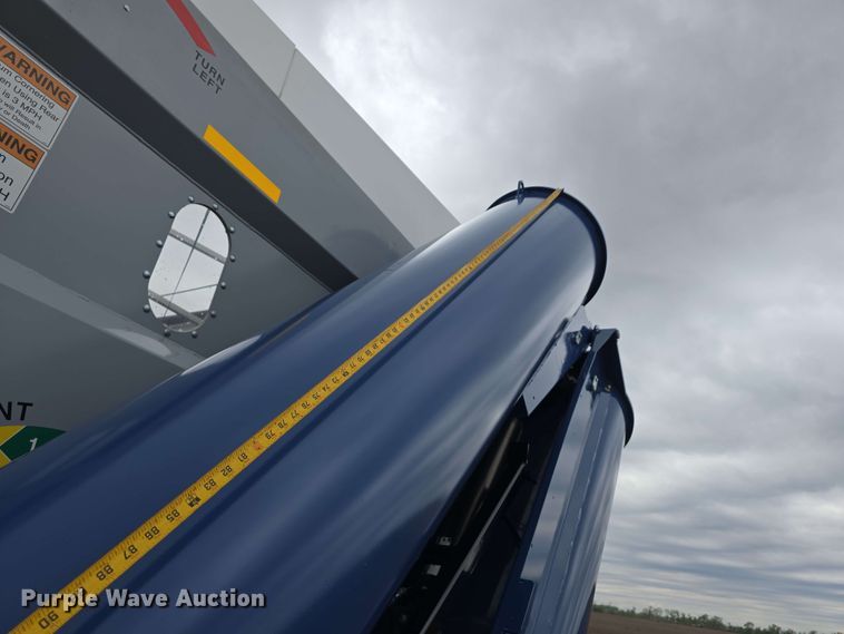 image for item DT6830 2022 Walkabout Mother Bins WMB 4000+ Eastern Grey grain cart