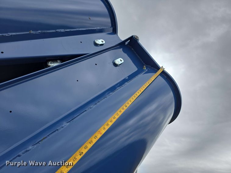 image for item DT6830 2022 Walkabout Mother Bins WMB 4000+ Eastern Grey grain cart