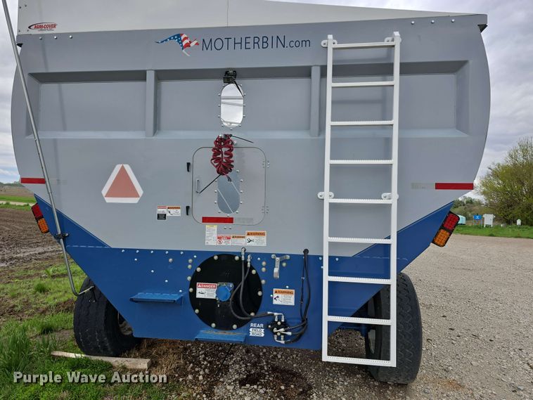 image for item DT6830 2022 Walkabout Mother Bins WMB 4000+ Eastern Grey grain cart