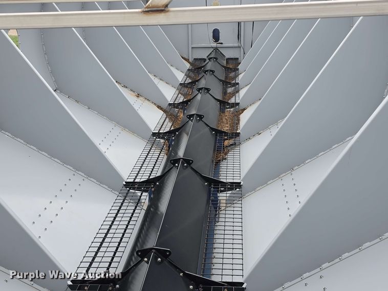 image for item DT6830 2022 Walkabout Mother Bins WMB 4000+ Eastern Grey grain cart