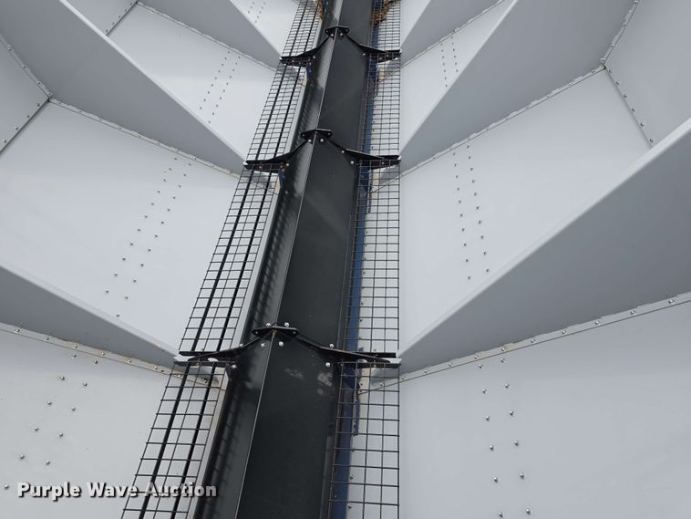 image for item DT6830 2022 Walkabout Mother Bins WMB 4000+ Eastern Grey grain cart