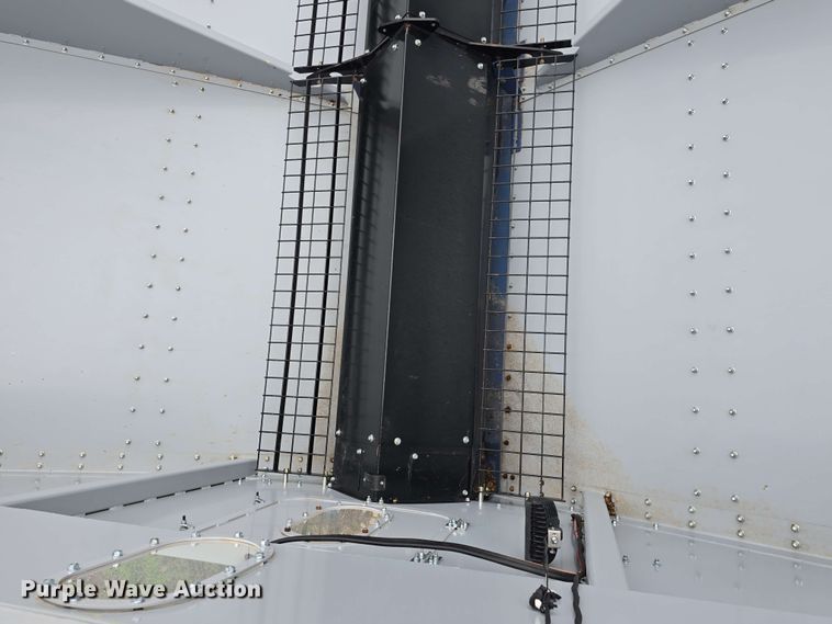 image for item DT6830 2022 Walkabout Mother Bins WMB 4000+ Eastern Grey grain cart