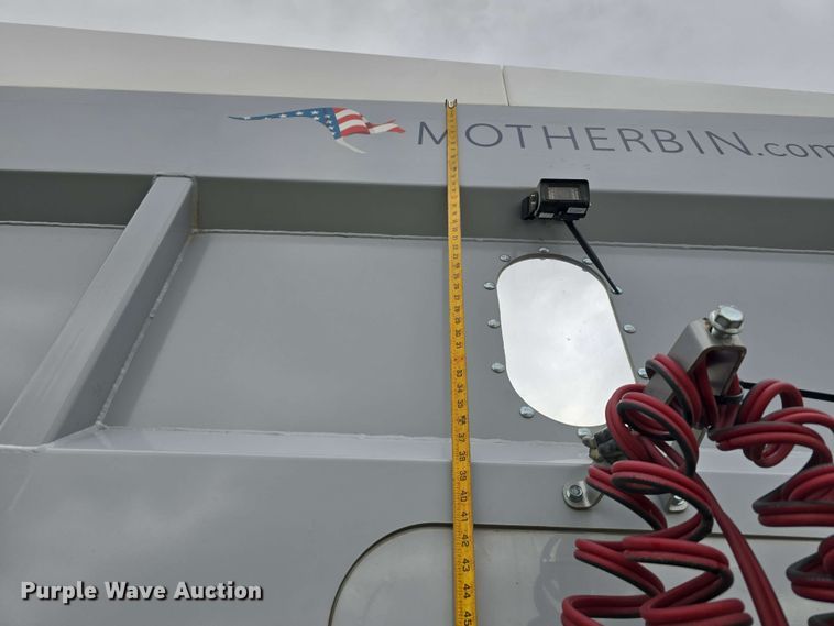 image for item DT6830 2022 Walkabout Mother Bins WMB 4000+ Eastern Grey grain cart