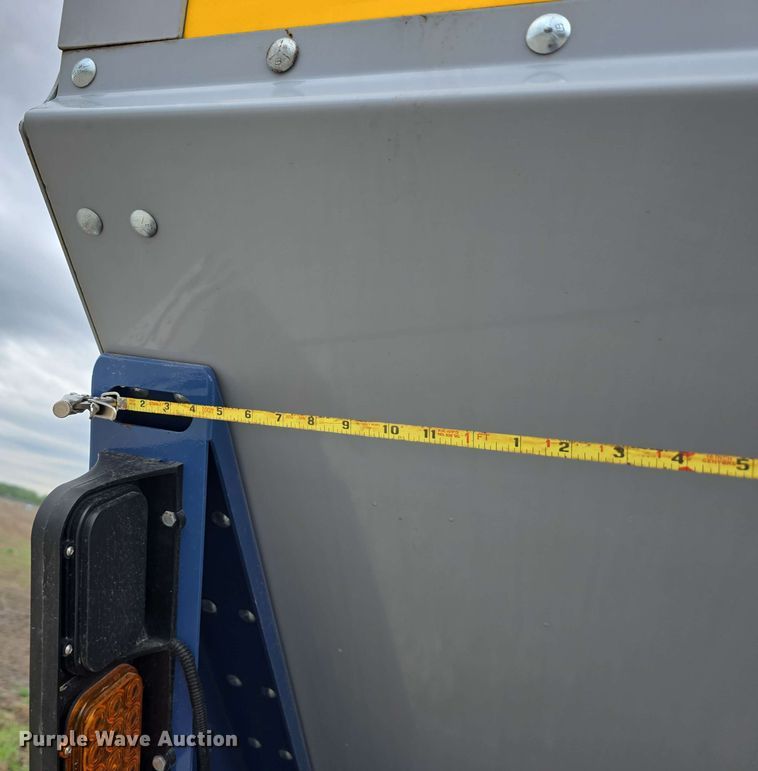 image for item DT6830 2022 Walkabout Mother Bins WMB 4000+ Eastern Grey grain cart