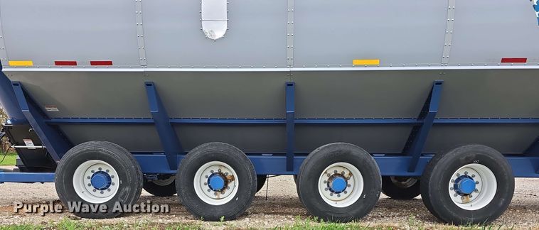 image for item DT6830 2022 Walkabout Mother Bins WMB 4000+ Eastern Grey grain cart
