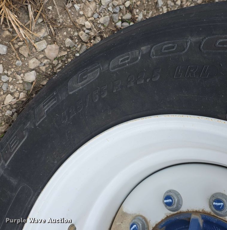 image for item DT6830 2022 Walkabout Mother Bins WMB 4000+ Eastern Grey grain cart