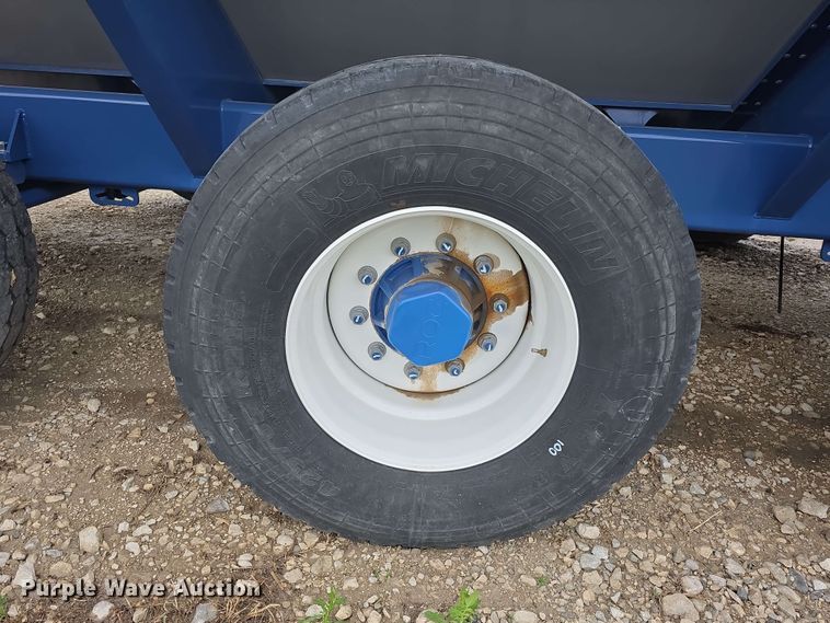 image for item DT6830 2022 Walkabout Mother Bins WMB 4000+ Eastern Grey grain cart