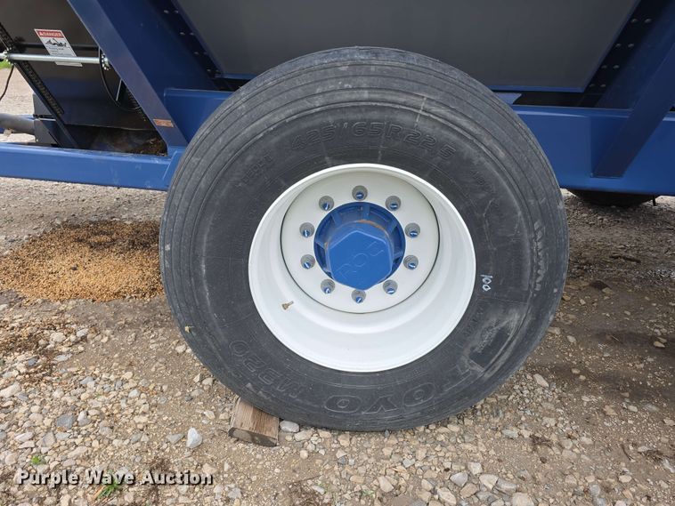 image for item DT6830 2022 Walkabout Mother Bins WMB 4000+ Eastern Grey grain cart