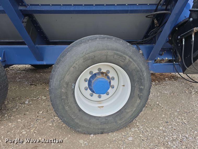 image for item DT6830 2022 Walkabout Mother Bins WMB 4000+ Eastern Grey grain cart