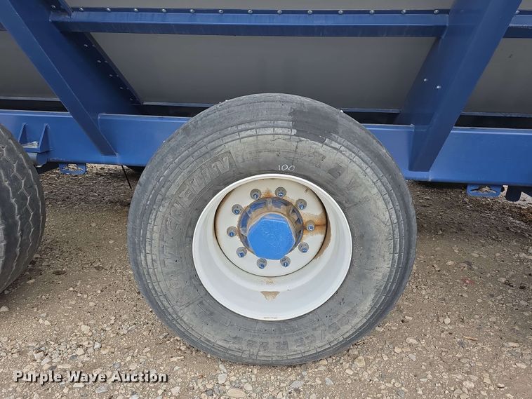 image for item DT6830 2022 Walkabout Mother Bins WMB 4000+ Eastern Grey grain cart