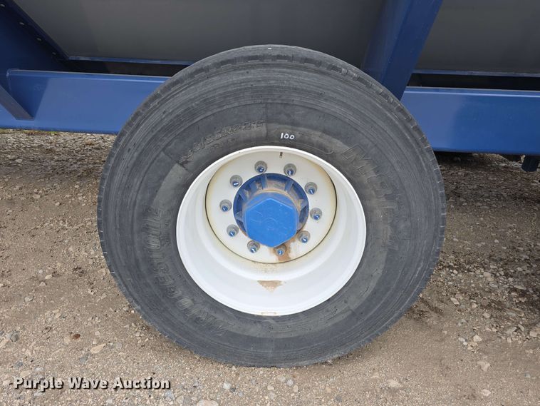 image for item DT6830 2022 Walkabout Mother Bins WMB 4000+ Eastern Grey grain cart