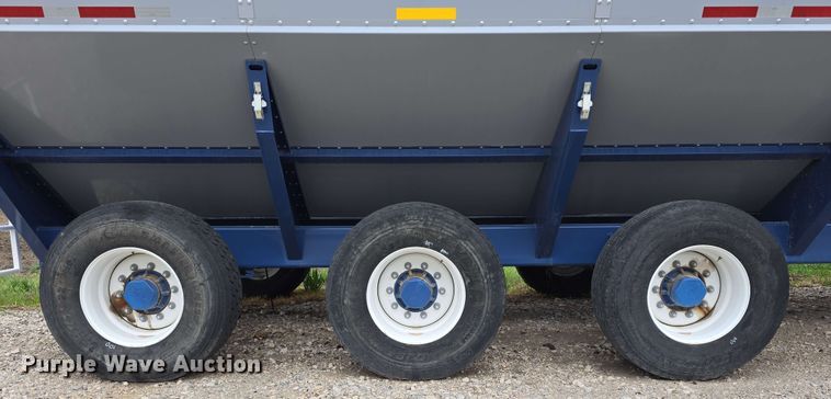 image for item DT6830 2022 Walkabout Mother Bins WMB 4000+ Eastern Grey grain cart