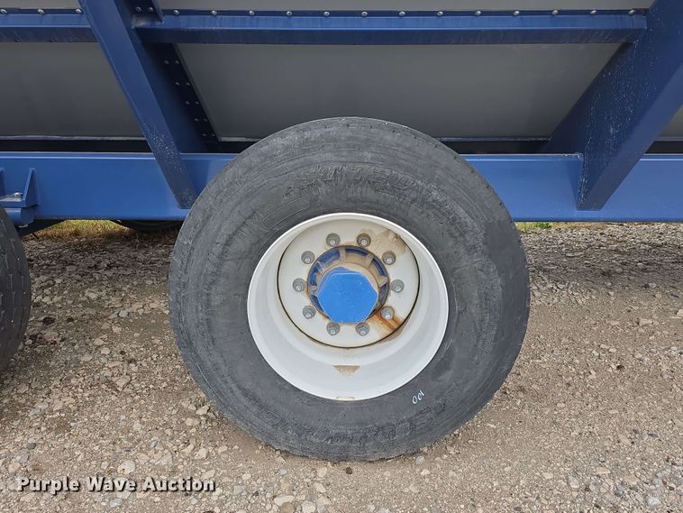 image for item DT6830 2022 Walkabout Mother Bins WMB 4000+ Eastern Grey grain cart