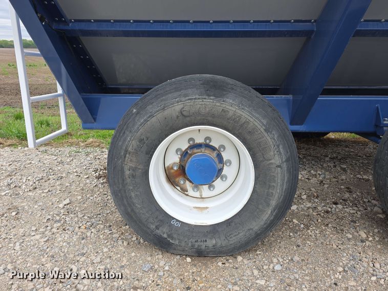 image for item DT6830 2022 Walkabout Mother Bins WMB 4000+ Eastern Grey grain cart