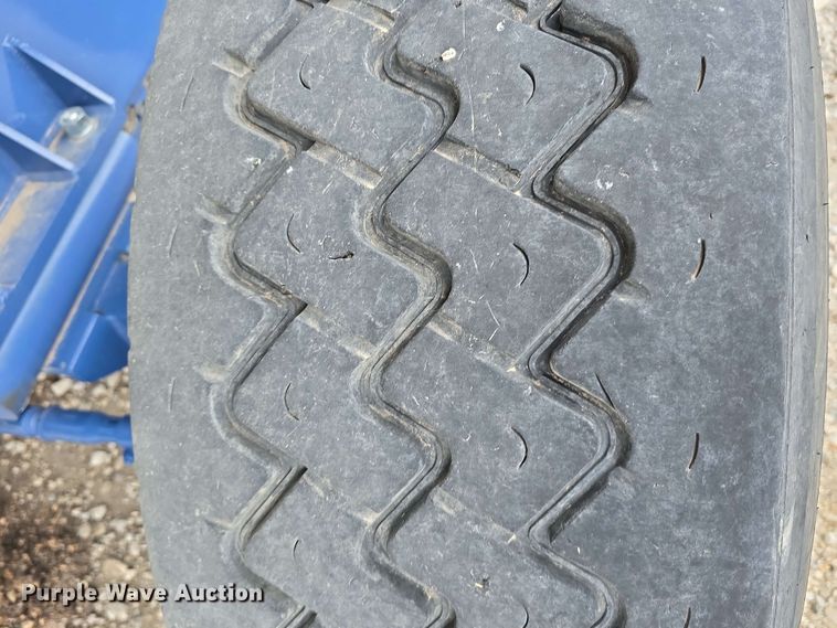 image for item DT6830 2022 Walkabout Mother Bins WMB 4000+ Eastern Grey grain cart