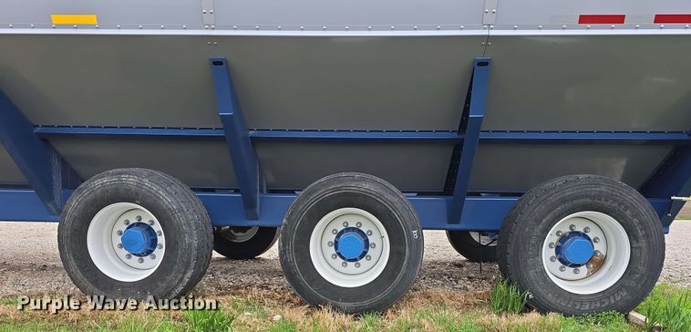 image for item DT6830 2022 Walkabout Mother Bins WMB 4000+ Eastern Grey grain cart