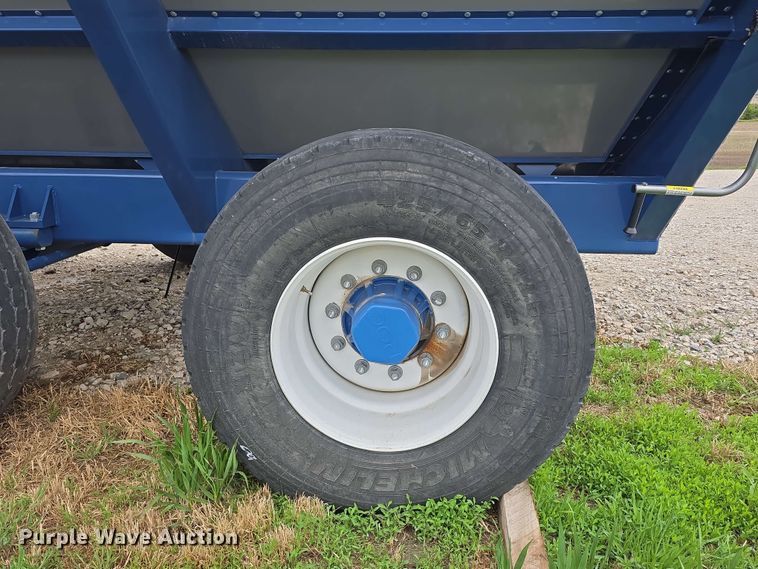 image for item DT6830 2022 Walkabout Mother Bins WMB 4000+ Eastern Grey grain cart