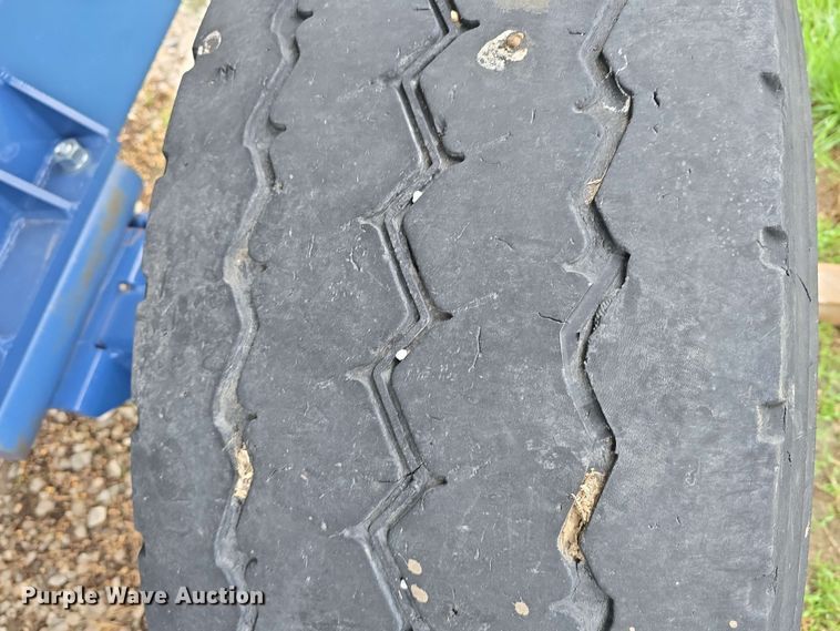 image for item DT6830 2022 Walkabout Mother Bins WMB 4000+ Eastern Grey grain cart