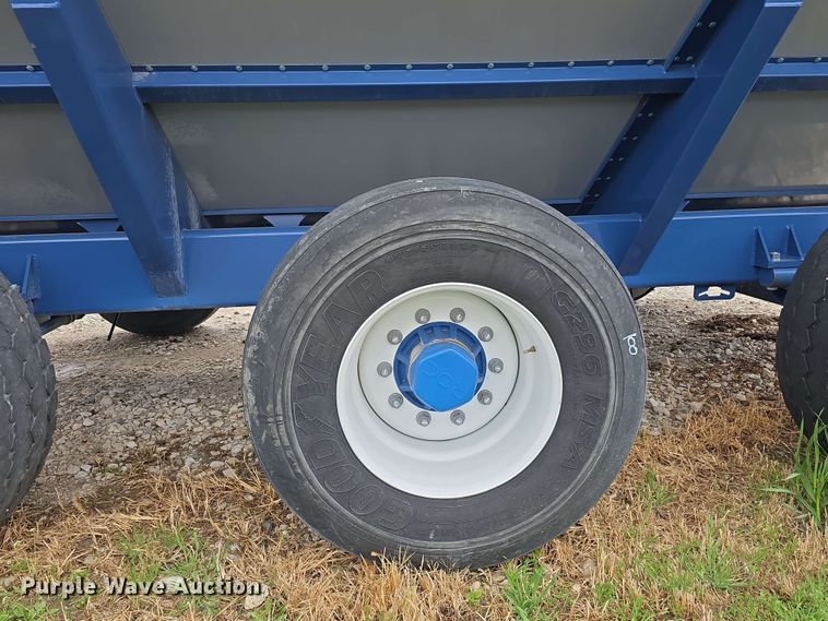 image for item DT6830 2022 Walkabout Mother Bins WMB 4000+ Eastern Grey grain cart