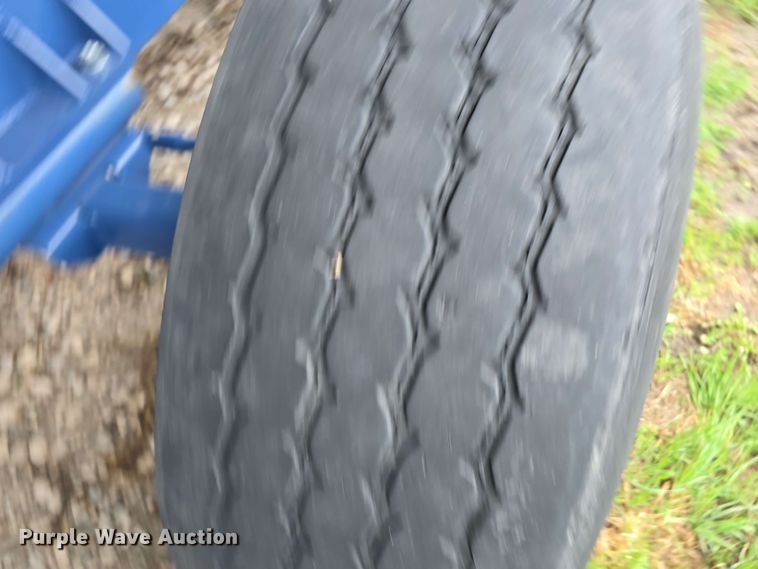 image for item DT6830 2022 Walkabout Mother Bins WMB 4000+ Eastern Grey grain cart