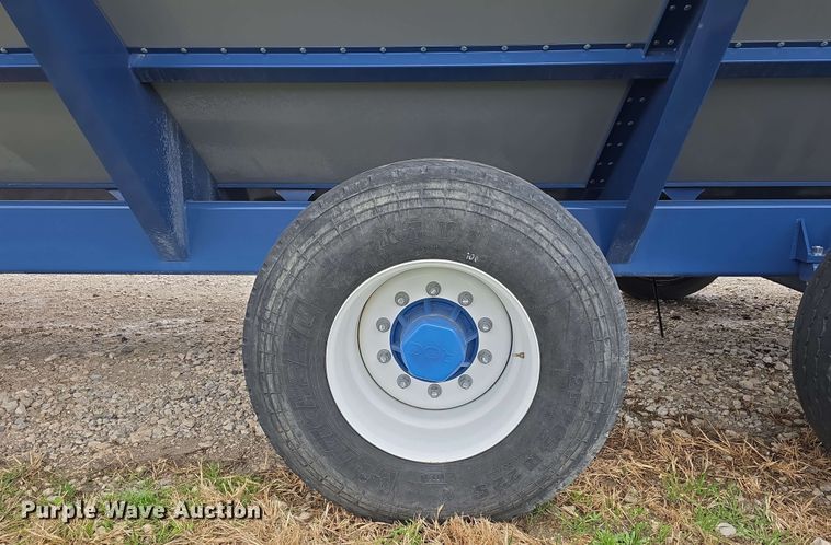 image for item DT6830 2022 Walkabout Mother Bins WMB 4000+ Eastern Grey grain cart