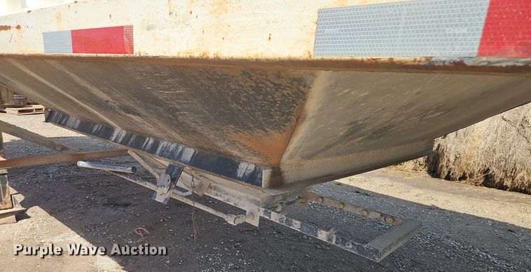 image for item DT7746 2007 Whit 40207 grain trailer