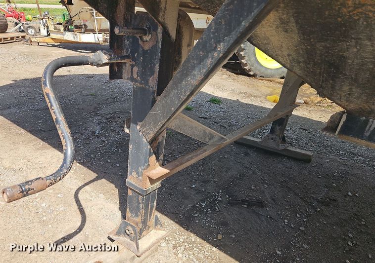 image for item DT7746 2007 Whit 40207 grain trailer