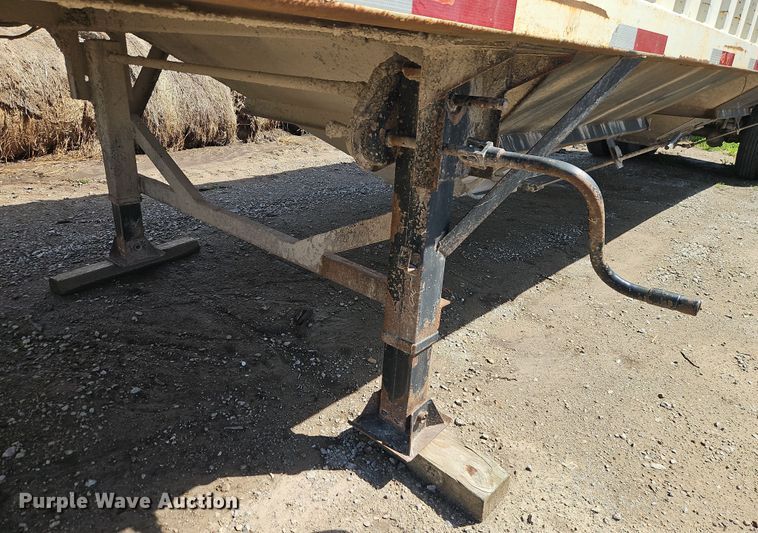 image for item DT7746 2007 Whit 40207 grain trailer