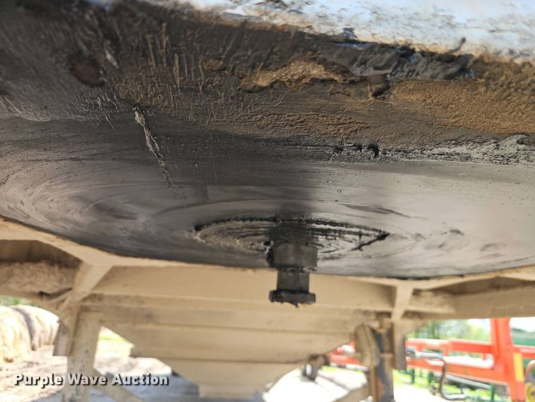 image for item DT7746 2007 Whit 40207 grain trailer