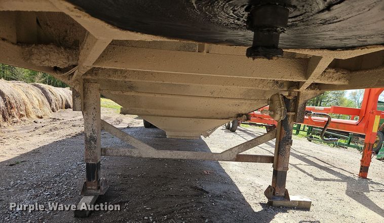 image for item DT7746 2007 Whit 40207 grain trailer