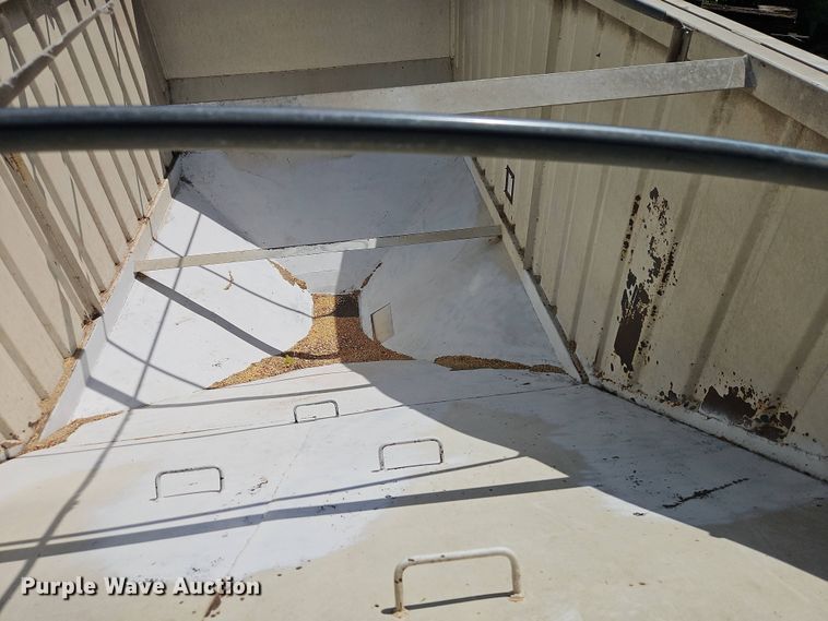 image for item DT7746 2007 Whit 40207 grain trailer