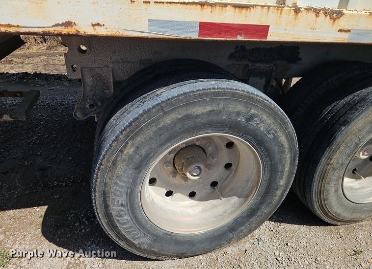 image for item DT7746 2007 Whit 40207 grain trailer