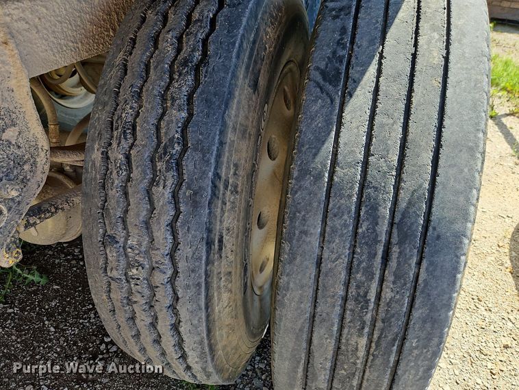 image for item DT7746 2007 Whit 40207 grain trailer