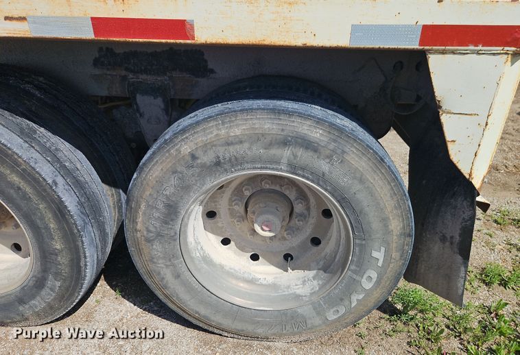 image for item DT7746 2007 Whit 40207 grain trailer