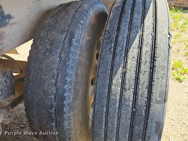 image for item DT7746 2007 Whit 40207 grain trailer