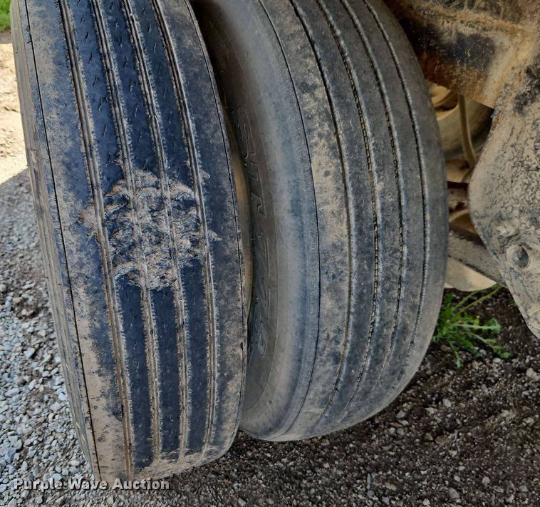 image for item DT7746 2007 Whit 40207 grain trailer