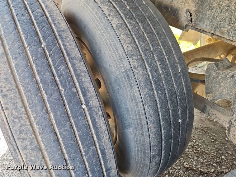 image for item DT7746 2007 Whit 40207 grain trailer