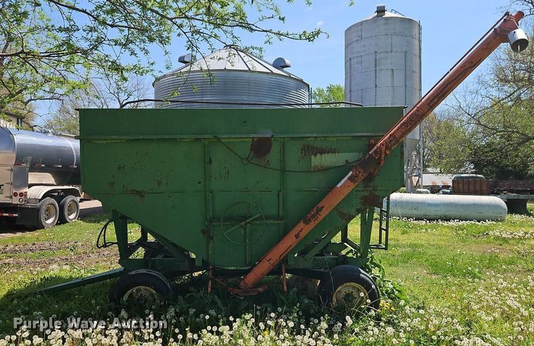 image for item DT7748 Parker J2500 gravity wagon