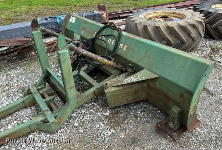 image for item DV1958 John Deere 00534 9' W blade