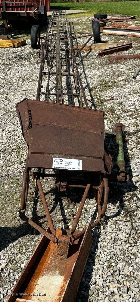 image for item DV1960 John Deere 200 hay bale elevator